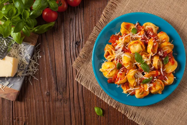 Deliciosos Tortellini Con Carne Salsa Tomate Espolvoreado Con Queso Parmesano —  Fotos de Stock