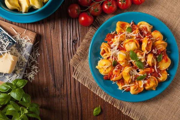 Läcker Tortellini Med Kött Tomatsås Beströdd Med Parmesanost Och Basilika — Stockfoto