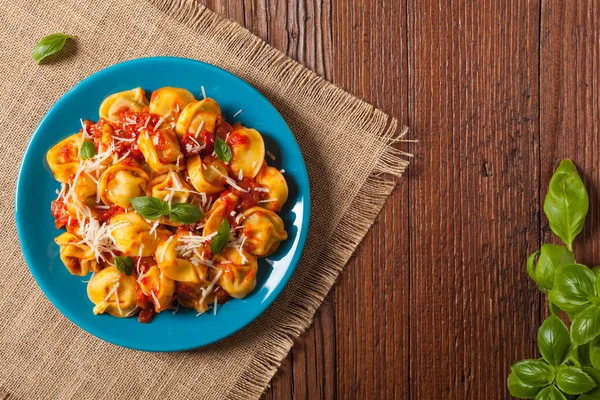 Pyszne Tortellini Mięsem Sosie Pomidorowym Posypane Parmezanem Bazylią Widok Góry — Zdjęcie stockowe