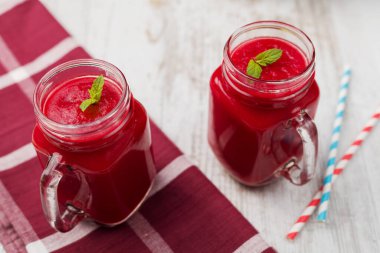 Bir kavanozda taze pancar, havuç ve elmayla servis edilen sebze ve meyve kokteyli..