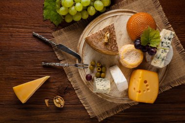 Tahta tahtada peyniri üzümle karıştır. Üst görünüm.