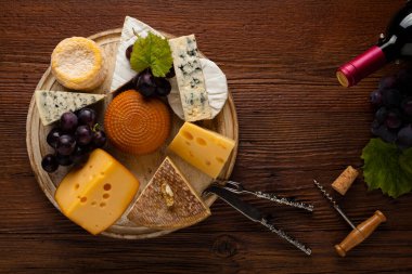 Tahta tahtada peyniri üzümle karıştır. Üst görünüm.