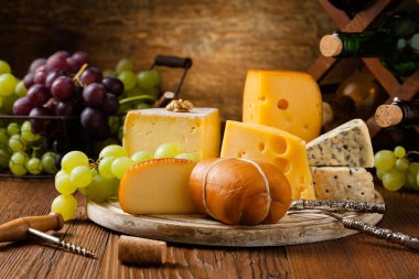 Tahta tahtada peyniri üzümle karıştır. Ön görünüm.