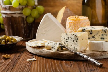 Tahta tahtada peyniri üzümle karıştır. Ön görünüm.