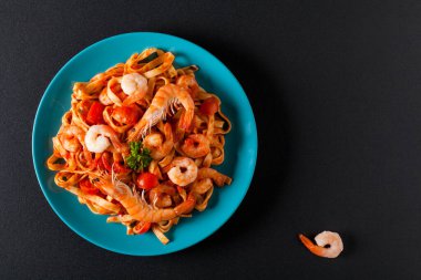 Karidesli makarna. Siyah arka plan. Üst görünüm.