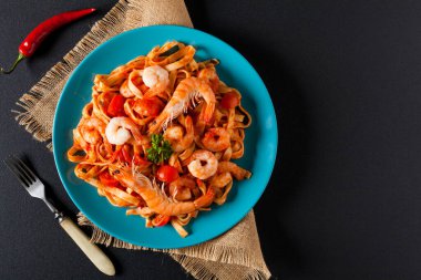 Karidesli makarna. Siyah arka plan. Üst görünüm.