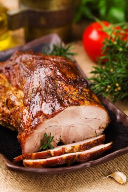 Biftek ve sebzeli domuz rostosu..