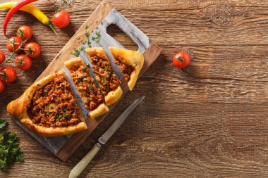 Et ve peynirli Türk pide pizzası, ev yapımı. Üst görünüm.