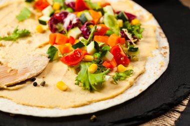 Sebzeli tortilla ve nohutlu humus. Ön görünüm. 