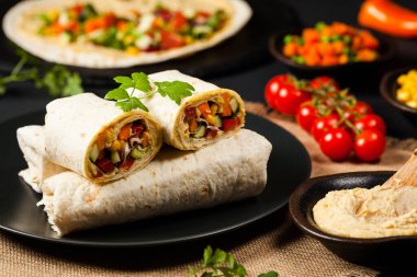 Sebzeli tortilla ve nohutlu humus. Ön görünüm. 