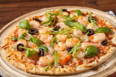 Karidesli pizza. Ön manzara. Tahta arka plan.