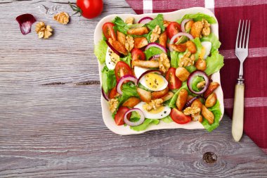 Tavuk, fındık, yumurta ve sebzeli lezzetli salata..