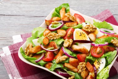 Tavuk, fındık, yumurta ve sebzeli lezzetli salata..