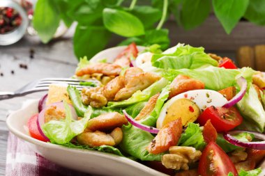 Tavuk, fındık, yumurta ve sebzeli lezzetli salata..