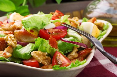Tavuk, fındık, yumurta ve sebzeli lezzetli salata..