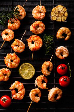 Izgara karides şişi. Üst Manzara. Siyah arkaplan.