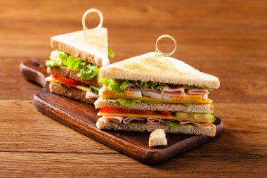 Jambonlu, peynirli, yumurtalı ve sebzeli tost sandviçi. Ön görünüm.