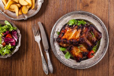 Kızarmış pirzola, eski bir tabakta servis edilir. Üst görünüm.