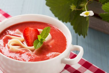 Ev yapımı çilekli çorba. Sıcak yaz günlerinde erişteyle servis edilir..