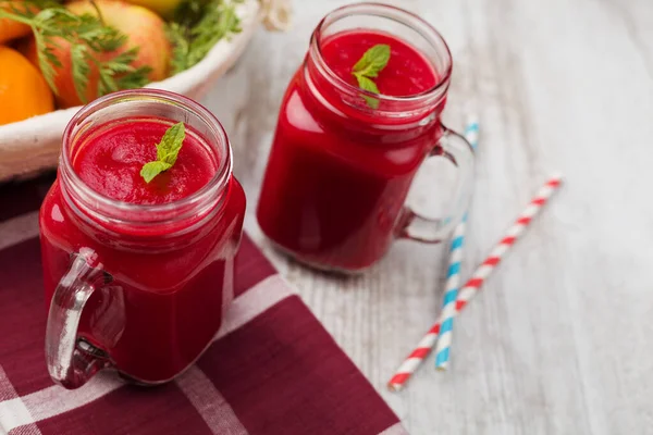 Drinkar Grönsaker Och Frukt Serverade Burk Med Färska Betor Morötter — Stockfoto