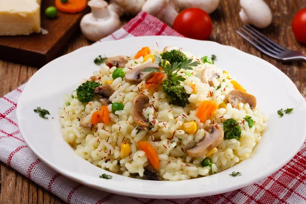 Risotto Classico Con Funghi Verdure Servito Piatto Bianco — Foto Stock