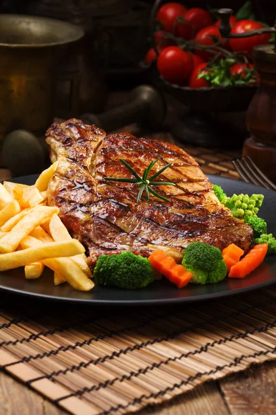 Grillad Biff Serveras Med Pommes Frites Och Grönsaker Svart Tallrik — Stockfoto