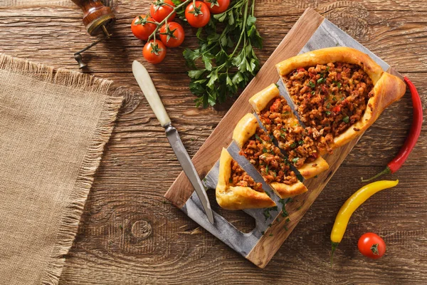 Peynirli Türk Pide Pizzası Yapımı Üst Görünüm — Stok fotoğraf