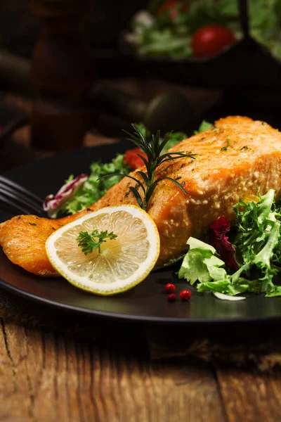 Baked Salmon Served Fresh Vegetables — Stock Photo, Image