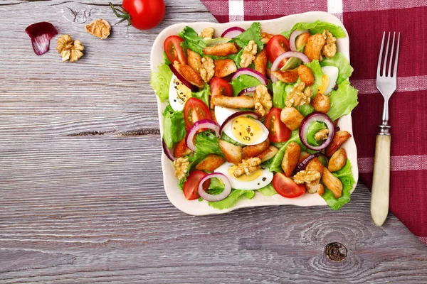 Tavuk, fındık, yumurta ve sebzeli lezzetli salata..