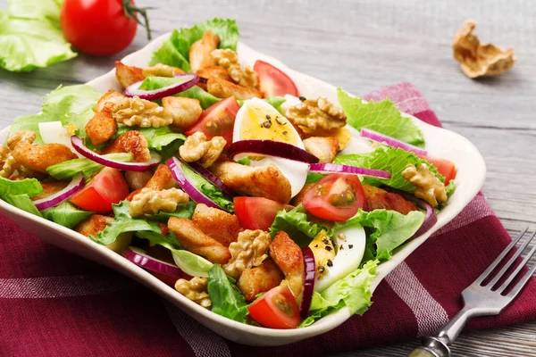 Tavuk, fındık, yumurta ve sebzeli lezzetli salata..