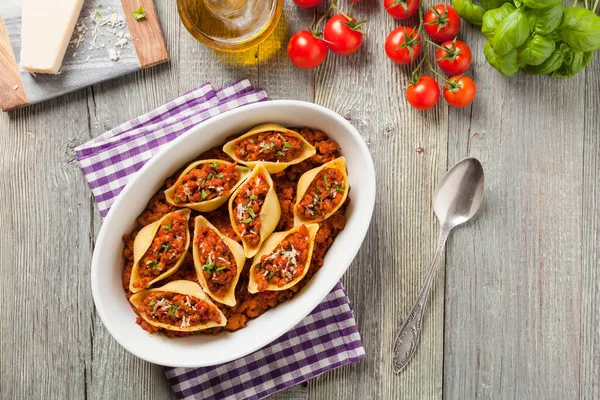 Italiaanse Pasta Conchiglioni Rigati Gevuld Met Droge Tomaten Vlees Bestrooid — Stockfoto