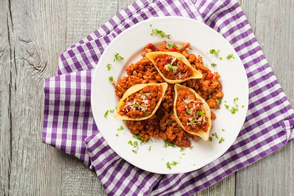 Italiaanse Pasta Conchiglioni Rigati Gevuld Met Droge Tomaten Vlees Bestrooid — Stockfoto