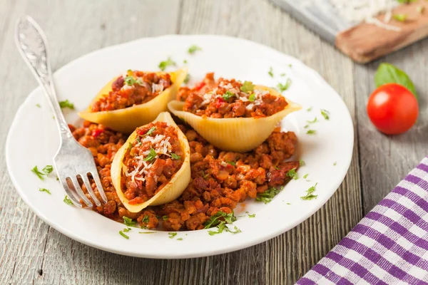 Kuru Domates Etle Doldurulmuş Talyan Conchiglioni Rigati Makarnası Peynir Serpilmiş — Stok fotoğraf