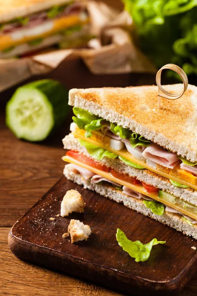 Lahodný Toast Sendvič Šunkou Sýrem Vejcem Zeleninou Pohled Zepředu — Stock fotografie