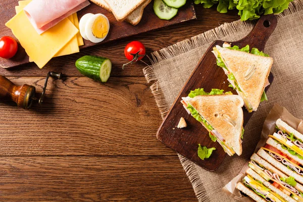 Délicieux Sandwich Grillé Jambon Fromage Œuf Légumes Vue Dessus — Photo