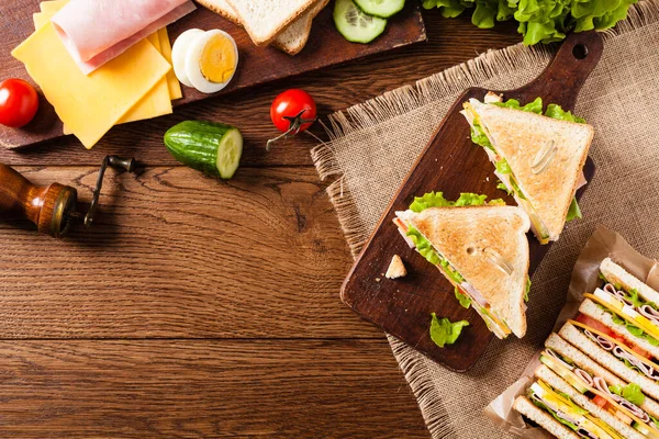 Delizioso Panino Tostato Con Prosciutto Formaggio Uova Verdure Vista Dall — Foto Stock