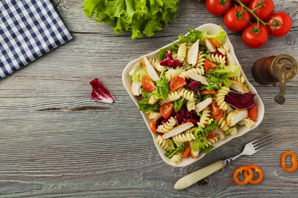 Deliziosa Insalata Pasta Con Lattuga Verde Pomodori Pollo Arrosto — Foto Stock