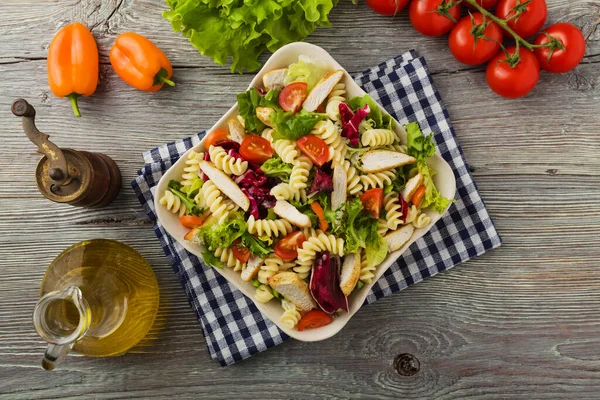 Deliciosa Ensalada Pasta Con Lechuga Verde Tomates Pollo Asado —  Fotos de Stock