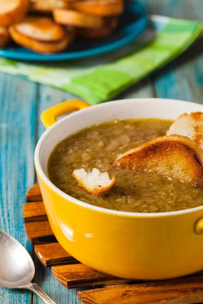 Sopa Cebolla Clásica Con Croutons Sirve Tazón Amarillo Sobre Tablas —  Fotos de Stock