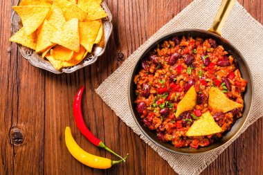 Meksika cipsleri ve chili con carne. Üst görünüm.