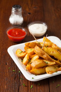 Geleneksel İspanyol fırında patates ve acı biber. Bravas sosu. Ön görünüm