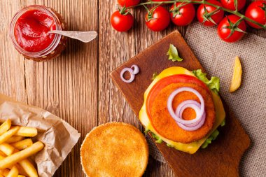 Lezzetli balık burgeri ve taze patates kızartması.. 