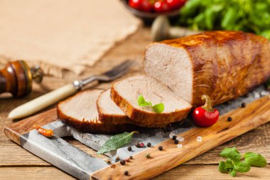 Kavrulmuş sığır filetosu ve boşluklar. Ön görünüm.