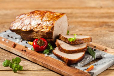 Kavrulmuş sığır filetosu ve boşluklar. Ön görünüm.