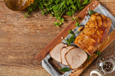 Kavrulmuş sığır filetosu ve boşluklar. Üst görünüm.