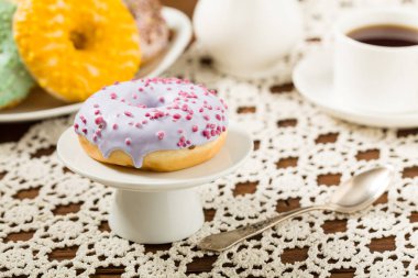 Ahşap arka planda renkli çörekler. Ön görünüm.