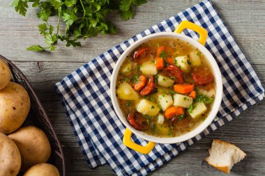 Geleneksel patates çorbası. Üst görünüm.