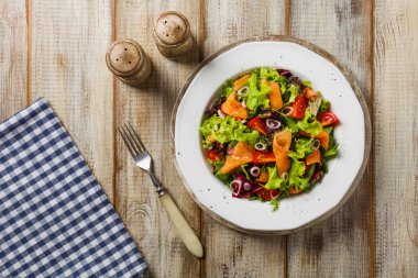 Somon füme taze salata. Antika manzara.