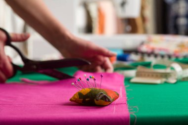 Dikiş atölyesi. Dikiş battaniyesini hazırlıyorum. Materyali kesiyorum. Dikiş dikmek için kesik desen.