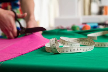 Dikiş atölyesi. Dikiş battaniyesini hazırlıyorum. Materyali kesiyorum. Dikiş dikmek için kesik desen.